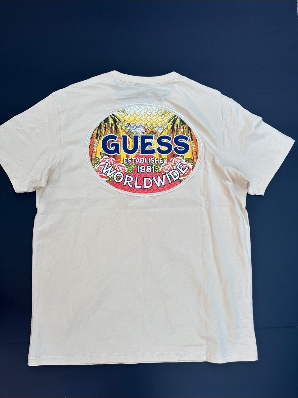 New GUESS Cream Short-Sleeve Tee with Tropical Back Patch SZ L - Picture 11 of 12
